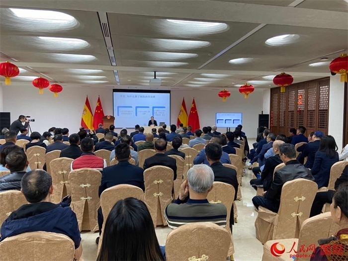 季奕鴻律師主講法律知識。人民網(wǎng)記者 范劍青攝