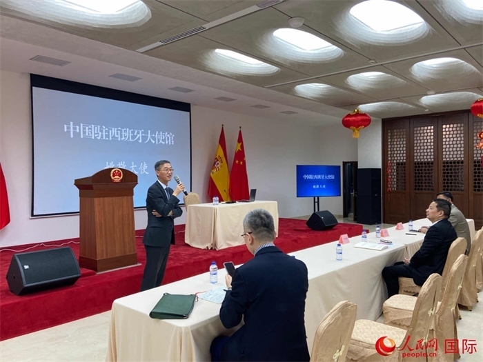 中國駐西班牙大使姚敬在僑界法治講座上致辭。人民網(wǎng)記者 范劍青攝