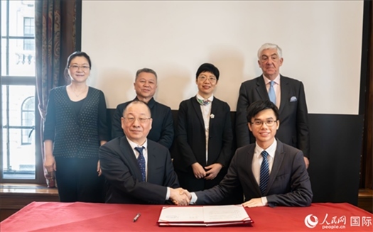 活動簽約現場。實習生 劉船攝