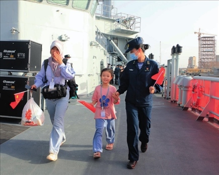 海軍軍艦赴蘇丹緊急撤離我在蘇丹人員。圖為海軍官兵帶領(lǐng)同胞登艦（2023年4月26日攝）。丁家興攝
