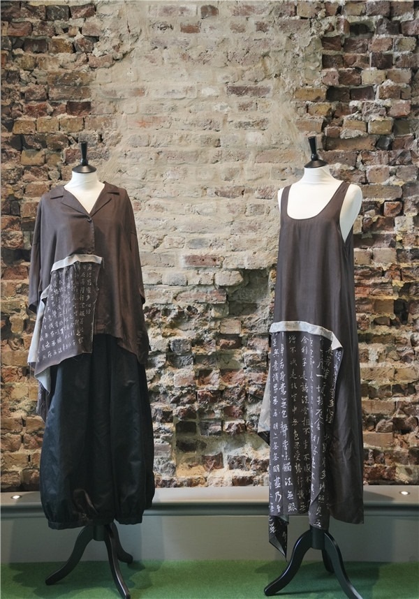 展覽展示的以中國文字為創(chuàng)作靈感的服裝《心經(jīng)》。主辦方供圖