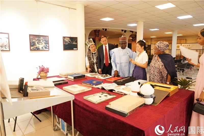 來(lái)賓參觀“文房四寶”及書法作品典籍 人民網(wǎng)記者姜宣攝
