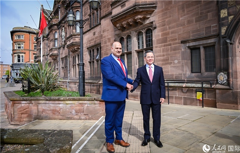 圖為中國(guó)駐英國(guó)大使鄭澤光在考文垂市政廳會(huì)見(jiàn)現(xiàn)場(chǎng)。人民網(wǎng) 郭錦標(biāo)攝