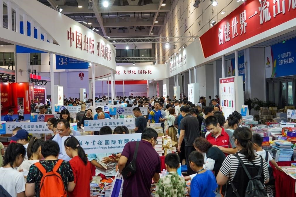 2023年7月31日，在第31屆全國圖書交易博覽會上，讀者在閱覽選購新書。新華社記者 朱崢 攝