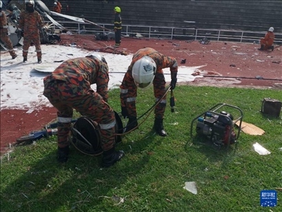 4月23日，救援人員在馬來(lái)西亞霹靂州的直升機(jī)墜毀現(xiàn)場(chǎng)救援。新華社發(fā)（馬來(lái)西亞消防拯救局供圖）