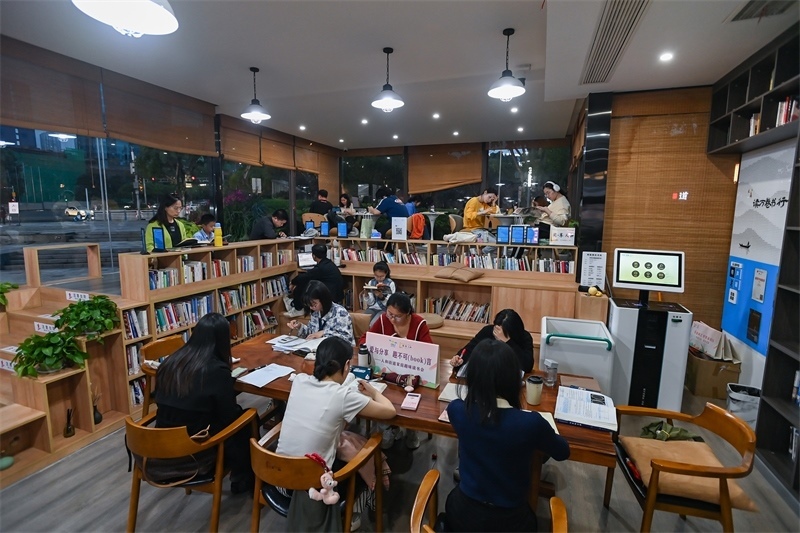4月22日，讀者在重慶一家24小時(shí)城市智慧書房中閱讀。圖片來源：視覺中國(guó)
