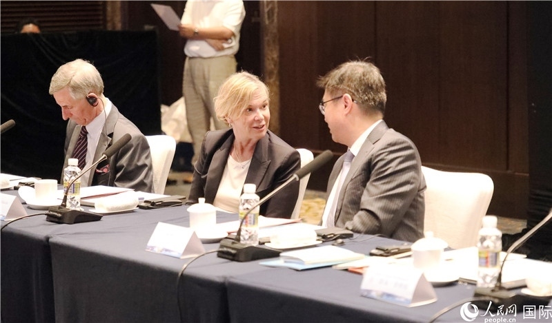 宣介會(huì)上，中外官員親切交談。人民網(wǎng)記者趙益普攝