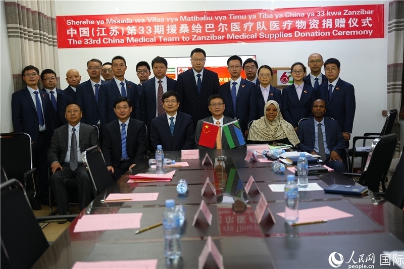 中非雙方代表及醫(yī)療隊(duì)在捐贈(zèng)現(xiàn)場(chǎng)合影。中國(guó)援桑醫(yī)療隊(duì)供圖