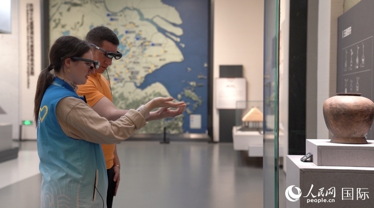人民網(wǎng)外籍專家在良渚博物院體驗(yàn)AR眼鏡。人民網(wǎng)記者 袁蒙攝