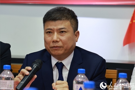 浙江省蘭溪市市委常委柳衛(wèi)東在座談會上致辭。人民網(wǎng)記者 陳海琪攝