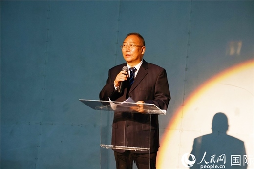 四川省文化和旅游廳副廳長王成平在活動現(xiàn)場進(jìn)行旅游推介。人民網(wǎng)記者 陳海琪攝