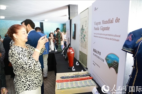 巴西民眾在活動現(xiàn)場在四川非遺前駐足觀看。人民網(wǎng)記者 陳海琪攝