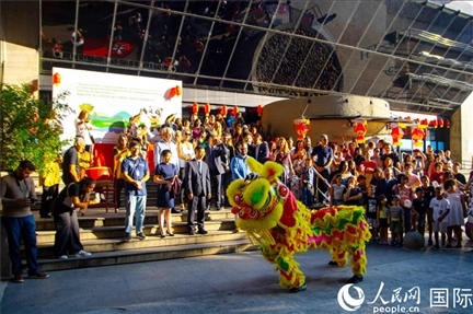 巴西民眾在里約天文館前觀看舞獅表演。四川省文化和旅游廳供圖。