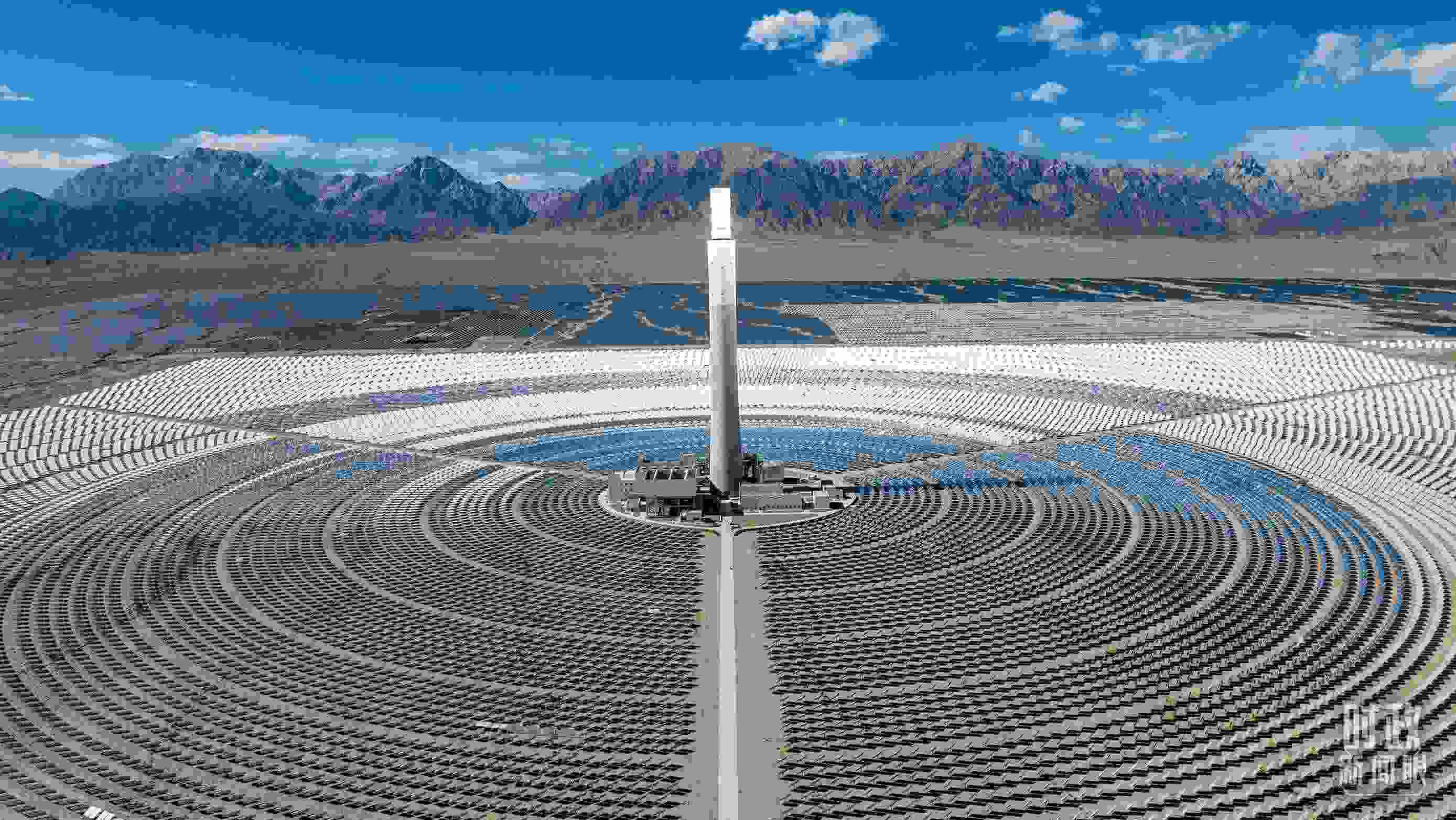 △青海海西德令哈塔式熔鹽儲能光熱發(fā)電廠。（圖/視覺中國）
