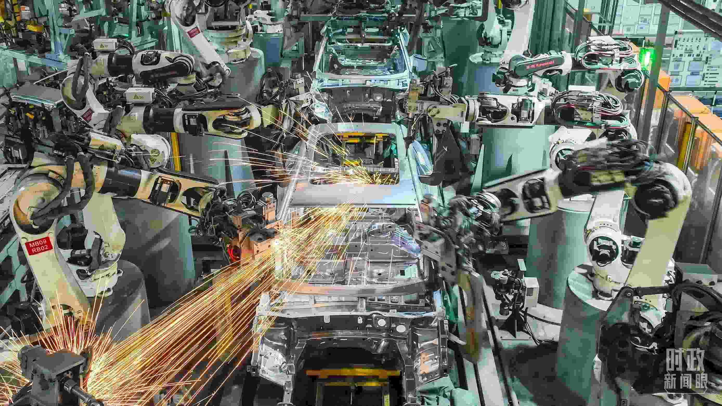  △2024年4月，重慶兩江新區(qū)的一家汽車制造企業(yè)，生產一派繁忙。（圖/視覺中國）