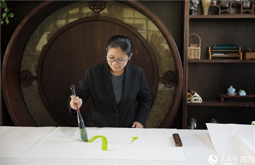 緬甸駐華大使館副館長、公使銜參贊杜欣瑪泰參加《五百筆·瀾湄合作》集體藝術創(chuàng)作。人民網(wǎng)王婧攝