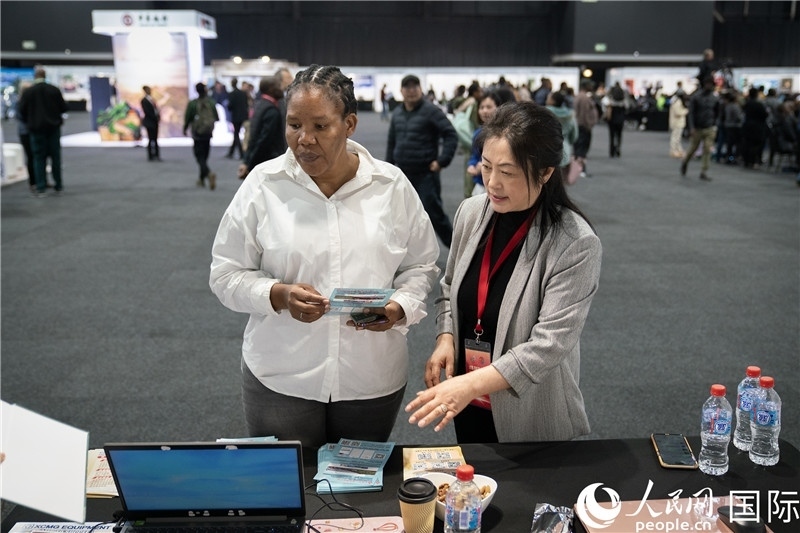 中企工作人員和當?shù)厍舐氄呓徽?。希拉茲攝