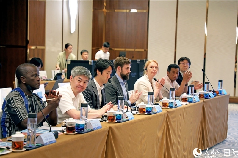 參加產(chǎn)業(yè)對(duì)接會(huì)的各國(guó)駐華使節(jié)。人民網(wǎng)記者趙益普攝