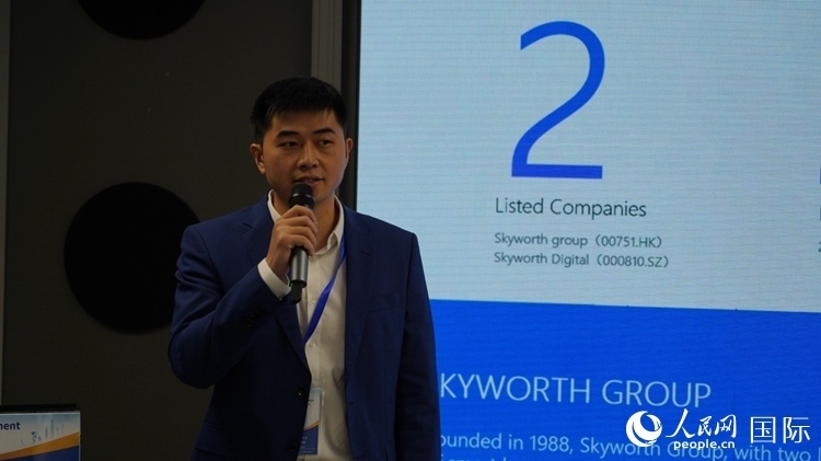 創(chuàng)維南非綠能公司總經(jīng)理倪亮介紹創(chuàng)維的破圈之路。人民網(wǎng) 劉暢攝