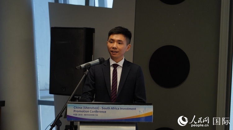 深圳市黃金珠寶首飾行業(yè)協(xié)會副會長李澤鋒介紹深圳市黃金珠寶產(chǎn)業(yè)發(fā)展情況。人民網(wǎng) 劉暢攝