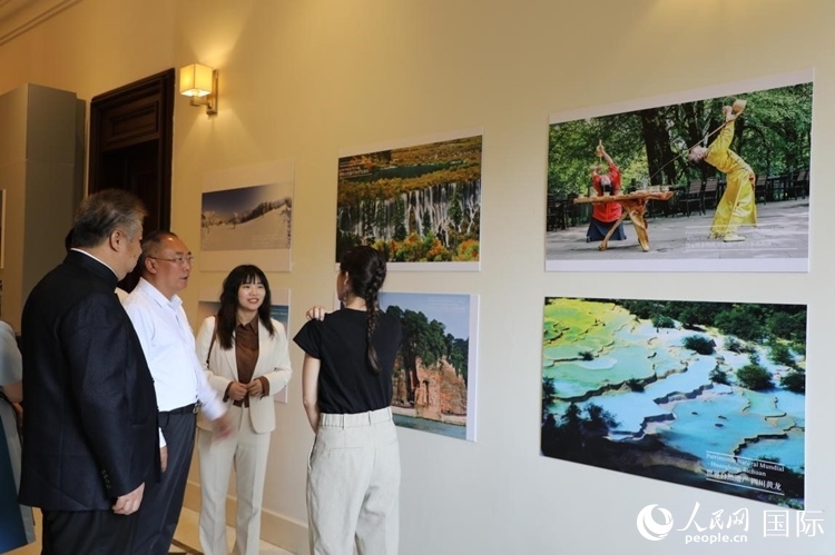 四川省文化和旅游廳副廳長王成平、墨西哥松林文化中心展覽部主任盧西亞·恩里克斯·岡薩雷斯·薩拉維亞、墨西哥中國文化中心主任石岳文參觀圖片展。拍攝者為墨西哥分社外籍雇員埃內(nèi)斯托·多明戈斯