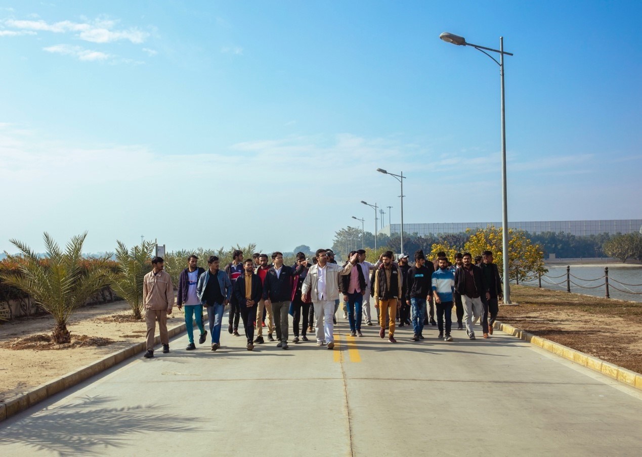 職業(yè)技校學員參觀中巴經(jīng)濟走廊薩希瓦爾電站。中國華能薩希瓦爾電站 供圖