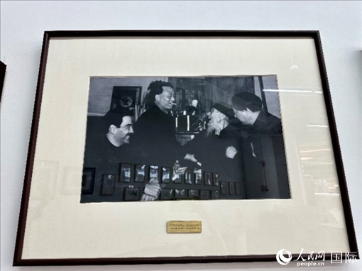 萬徒勒里（左一）與艾青、蕭三、齊白石的老照片。人民網記者 周雨攝