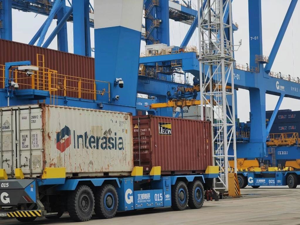 在欽州自動化集裝箱碼頭，智能導(dǎo)引運輸車在運送集裝箱。新華社記者趙歡 攝