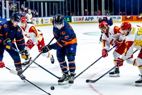 雙方球員爭搶。圖片來源：國際冰聯(lián)