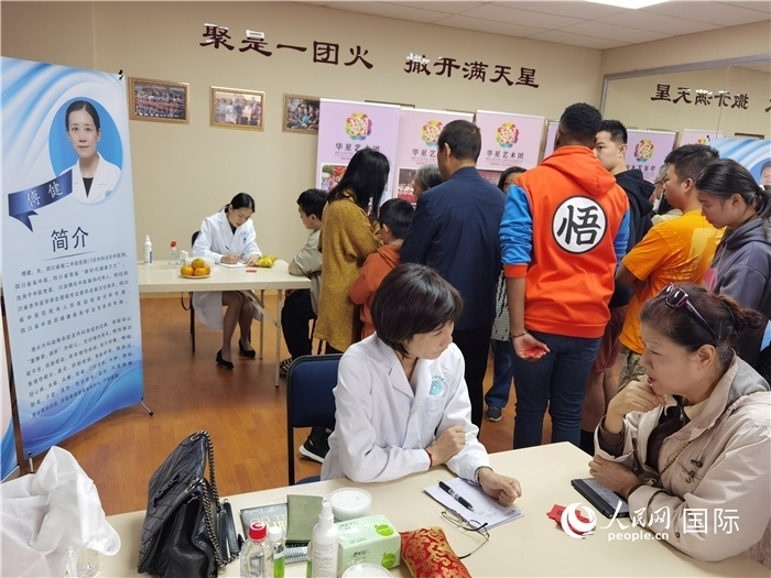 中醫(yī)專家為當?shù)厝A僑華人提供中醫(yī)咨詢和診療服務。 （本報記者 楊謳 攝）