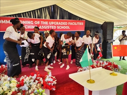 師生們載歌載舞。駐尼日利亞使館供圖