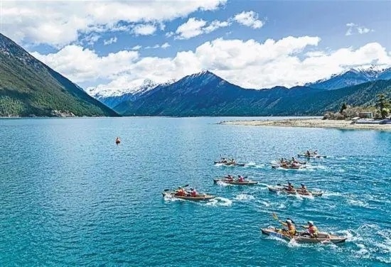 2024年4月20日，2024年巴松措國(guó)際漂流公開(kāi)賽的選手在比賽中。 新華社記者 孫非攝