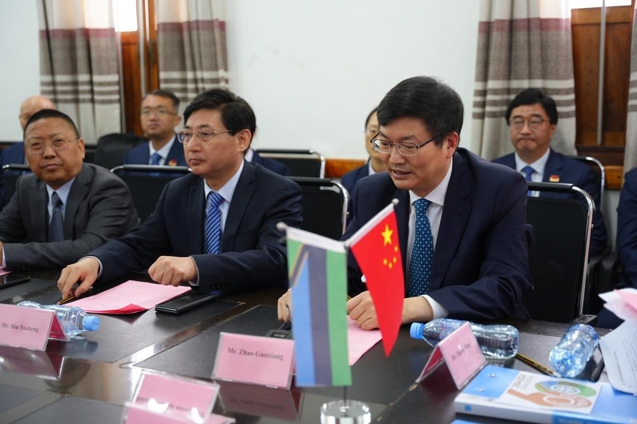 揚州市衛(wèi)健委黨委書記趙國祥在衛(wèi)生部捐贈儀式上發(fā)言。中國援桑醫(yī)療隊供圖