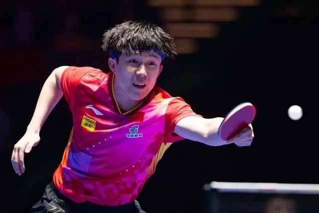 2024年4月15日，王楚欽在澳門世界杯比賽中回球。新華社記者 張金加攝