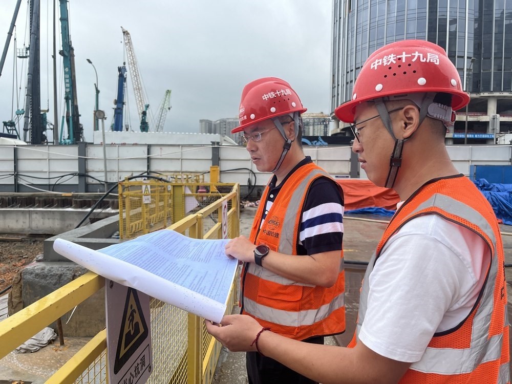 2024年4月26日，深圳市五一勞動(dòng)獎(jiǎng)?wù)芦@得者、中鐵十九局軌道公司項(xiàng)目副經(jīng)理夏荔（左）在穗莞深城際鐵路前皇段皇崗口岸站建設(shè)現(xiàn)場忙碌。新華社發(fā)