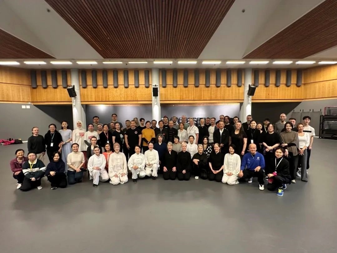 陳正雷老師與培訓(xùn)班全體學(xué)員合影留念。斯德哥爾摩中國文化中心供圖