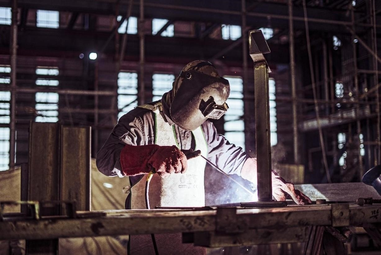 工人在沙特國王港項(xiàng)目現(xiàn)場進(jìn)行焊接操作。山東電建供圖