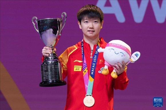 2024年4月21日，在2024年澳門國際乒聯(lián)女子世界杯決賽中，孫穎莎奪得冠軍。圖為孫穎莎在頒獎臺上。新華社記者 張金加 攝