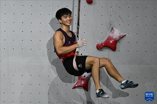 2024年4月13日，在江蘇吳江舉行的2024年國際攀聯(lián)攀巖世界杯（吳江站）男子速度決賽中，中國選手伍鵬獲得冠軍。圖為中國選手伍鵬在決賽后慶祝。新華社發(fā)（王須中攝）