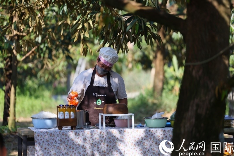 工作人員正在準備特色果汁。人民網(wǎng)記者 白元琪攝