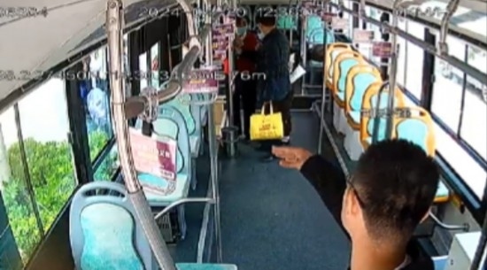 公交車(chē)上他一聲大吼！魏杰，好樣的！