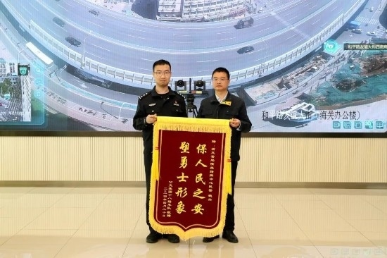 公交車(chē)上他一聲大吼！魏杰，好樣的！