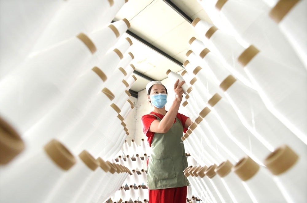 2024年5月1日，工人在山東省淄博市沂源縣悅莊工業(yè)園一玻纖企業(yè)整理加工的產(chǎn)品。新華社發(fā)（趙東山攝）