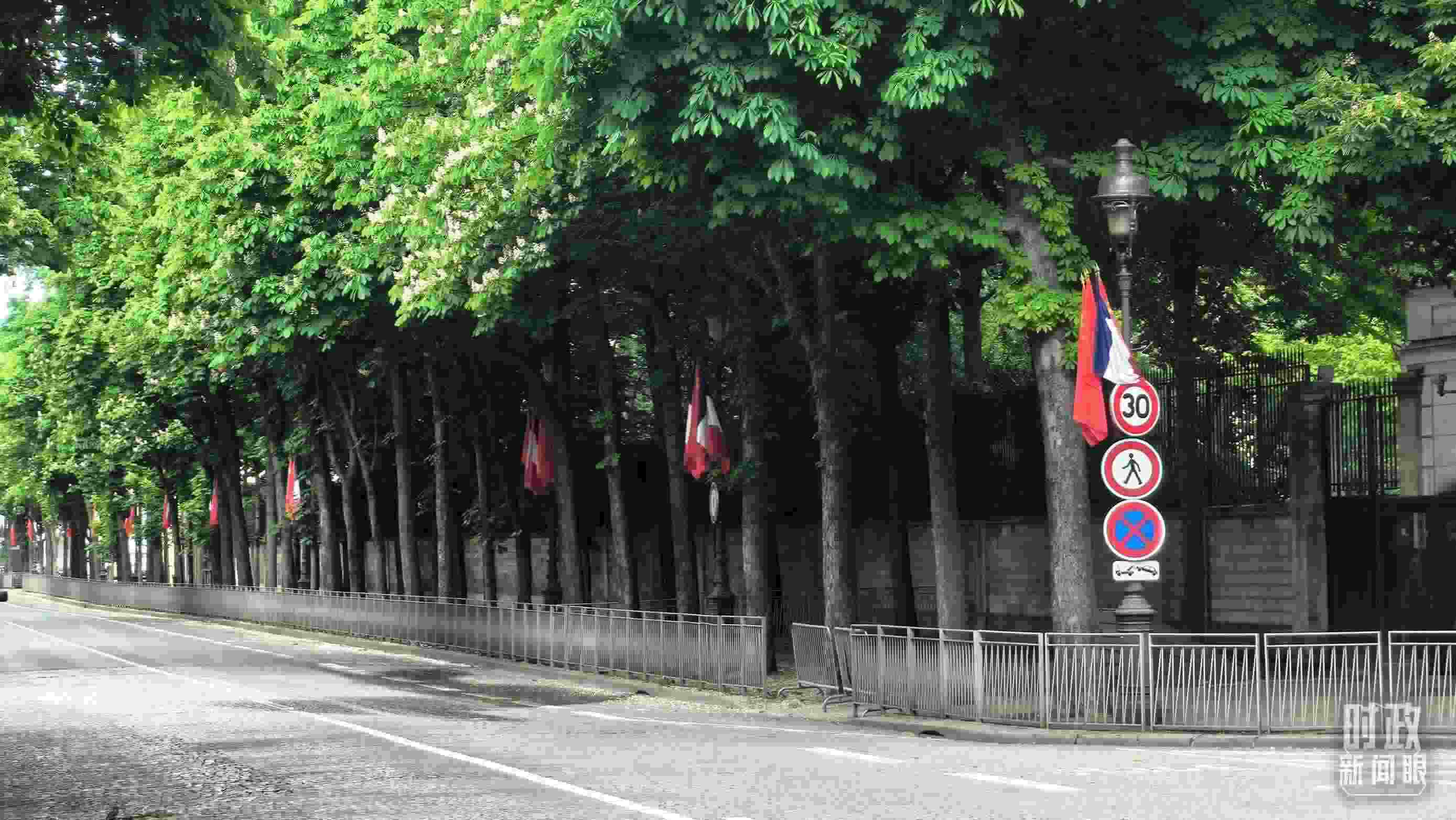 △巴黎道路兩側(cè)懸掛中法兩國國旗。（總臺央視記者鄂介甫拍攝）