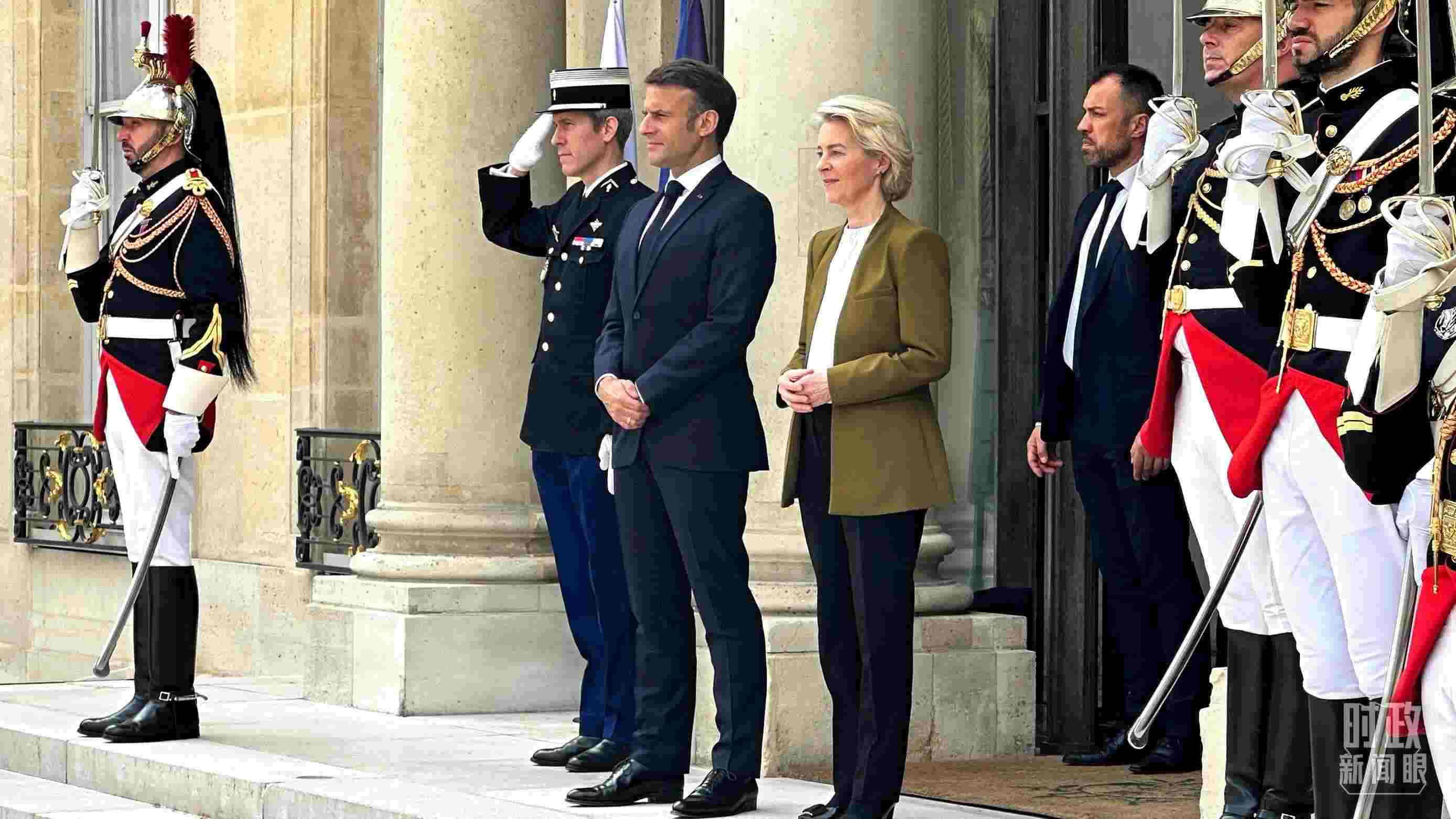 △中法歐領(lǐng)導(dǎo)人三方會晤后，馬克龍總統(tǒng)和馮德萊恩主席將習(xí)主席送至上車處。（總臺央視記者關(guān)舟拍攝）