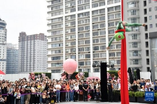 5月7日，演員在長(zhǎng)沙國(guó)金中心表演木偶劇。新華社記者 陳振海 攝