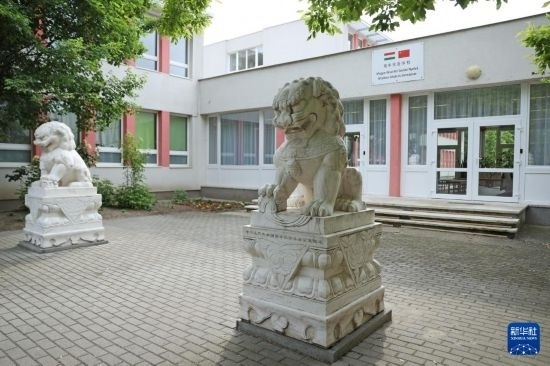 這是5月3日在匈牙利布達佩斯拍攝的匈中雙語學校校門。新華社記者 趙丁喆 攝