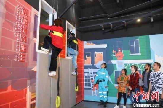 5月9日，留學(xué)生體驗?zāi)M高樓緩降逃生。張鷹 攝