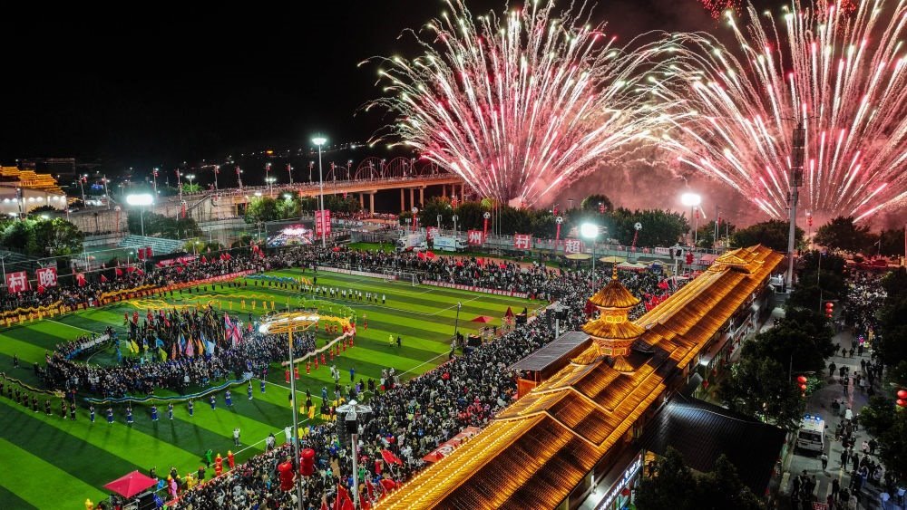 在貴州省榕江縣舉行的2024全國“村晚”示范展示活動暨貴州“村超村晚”活動中，音樂煙花秀精彩上演（2024年2月3日攝，無人機照片）。新華社記者 劉續(xù) 攝