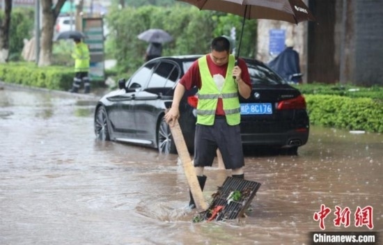 5月10日，廣西沿海遭遇強降雨。圖為欽州市城區(qū)多處積澇。陸敏 攝